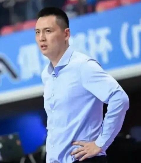 教练战术调整得当，全队发挥稳定