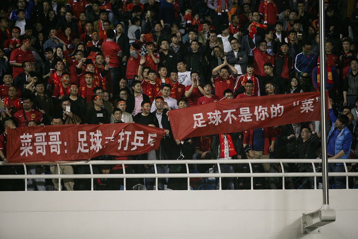 球队团结紧密，为胜利拼尽全力拼搏