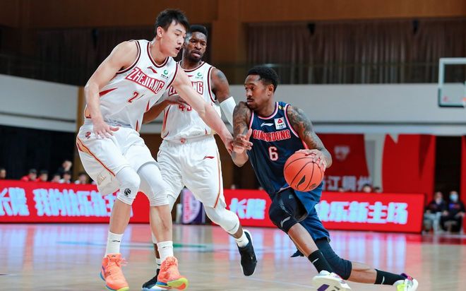 甘肃男篮在比赛中努力追赶，成功逆转