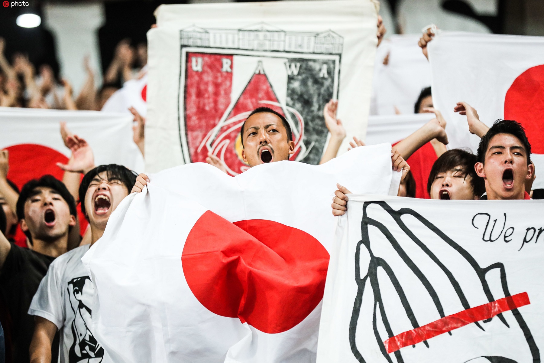 黑龙江火炬球迷热情助威，球队士气高昂