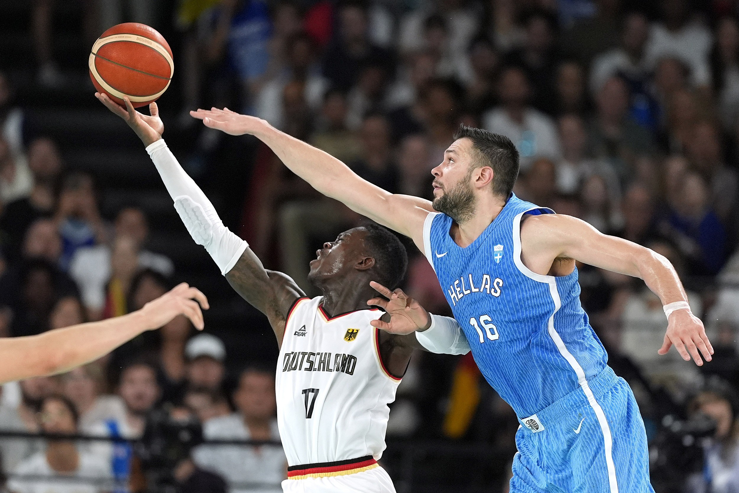 希腊男篮夺得季军，庆祝胜利